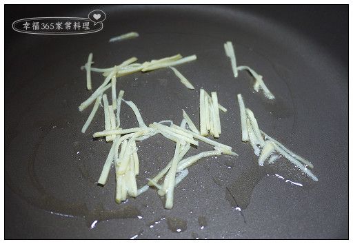 鍋中加2大匙油，油熱後放入薑絲炒出味道。