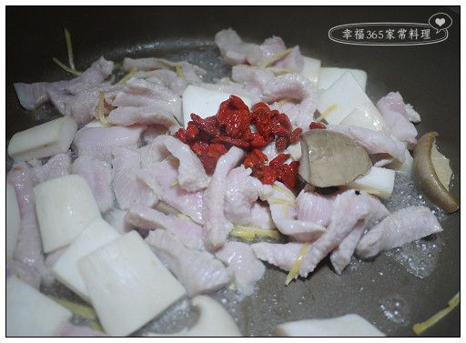 炒至八分熟之後加入枸杞拌炒一下。