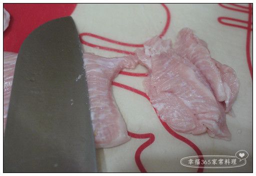 豬頸肉以逆紋方向切成薄片。