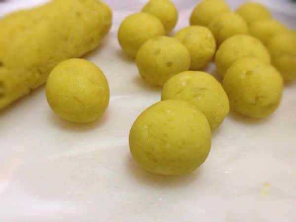 將地瓜糰整形後搓成長條狀，均分成小地瓜糰，抹上沙拉油。