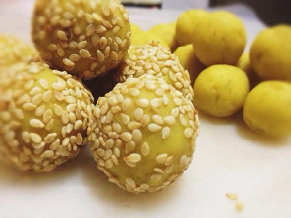 (一部分地瓜糰可以滾上白芝麻)