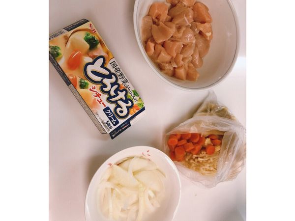 這是一道懶人菜
但是上餐桌易光盤又有面子
哈哈～～菜單步驟很簡單
雞肉（一匙米酒 胡椒醃一下），洋蔥，蔬菜（選自己愛的蔬菜或菇），奶油白醬，牛奶適量