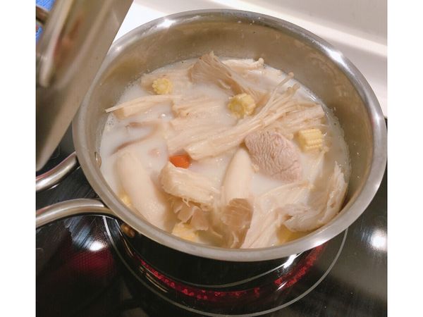 適量的油炒香洋蔥⥤放入雞肉炒至金黃⥤放入蔬菜⥤加水蓋過食材

煮滾後關小火⥤放入奶油白醬（我放了一半的量）⥤記得要關小火攪拌奶油白醬融化⥤在放適量的牛奶煮滾後盛盤。

上面可以撒上芝士放入烤箱烤至金黃就變成焗烤，可以拌義大利面、白飯哦。
（因為怕胖所以我就沒有焗烤了～哈哈）