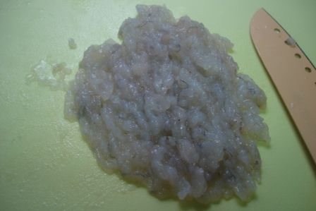 將蝦仁去腸泥洗淨，用廚房紙巾擦乾水分，在拍剁成泥末狀，