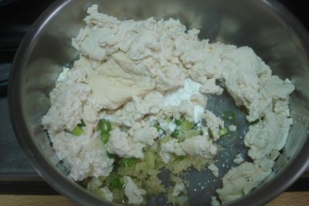 豆腐用棉布擠乾水分，加入蝦泥中，再加入全部調味料(除了麵包粉外)，拌勻成糰