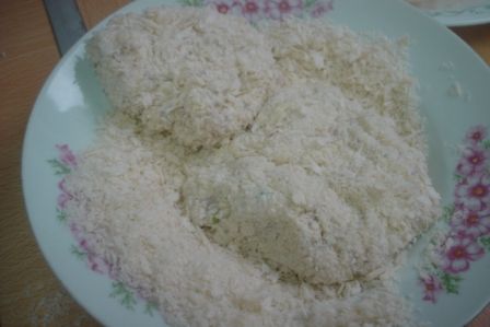 取適量的蝦仁豆腐泥，沾上麵包粉