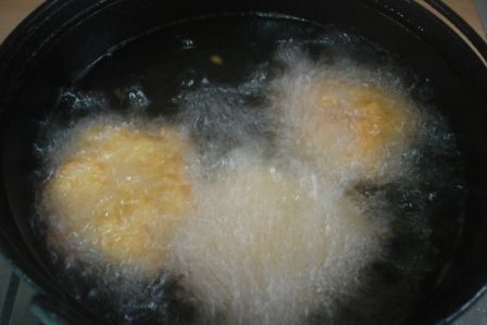 再下鍋炸，第一次炸至金黃先取出，再將由溫加熱在下鍋炸第2次約1分