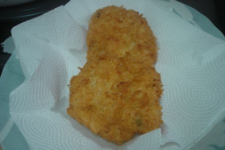 取出用廚房紙巾吸油