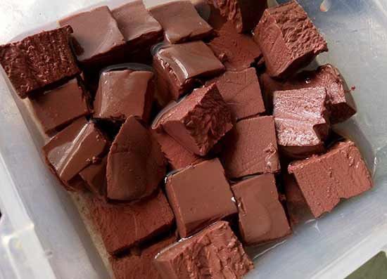 將鴨血放入可微波的容器中，倒入鹽水（食譜份量外，我用1/2小匙鹽+100cc水），微波約2分鐘後瀝乾備用