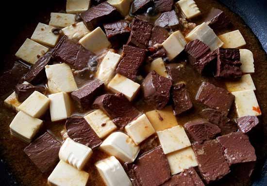 放入鴨血及嫩豆腐，蓋上鍋蓋悶煮約5分鐘