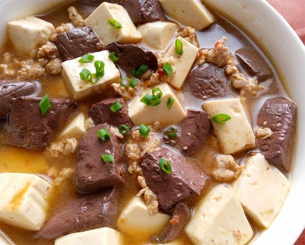 加入適量花椒粉提香，再倒入太白粉水勾薄芡（可省略）後續煮滾即可