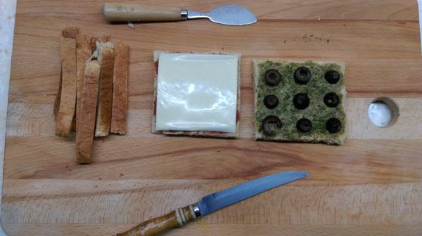 擺上餡料（這部分很隨意，但是不宜太厚，不然下個步驟會不好折）