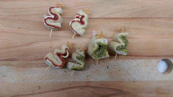 摺起來、上面加星星後用牙籤固定，完成組裝