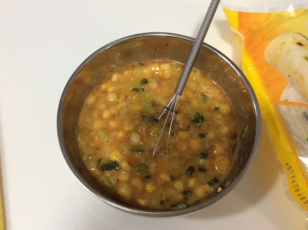 兩顆雞蛋打散，加入玉米、蔥花&amp;amp;沙茶醬拌勻。