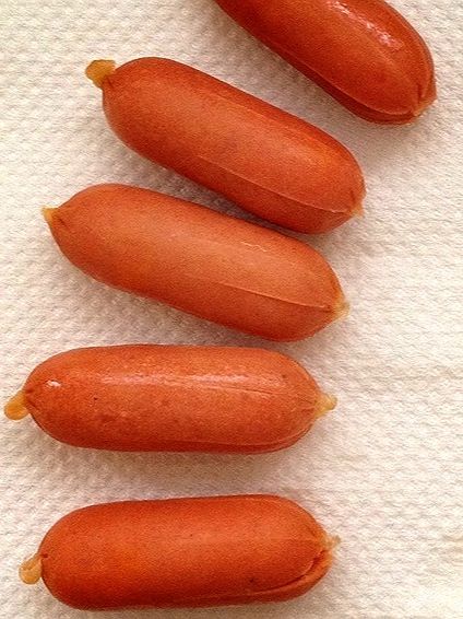 每條德式起司腸的其中一端切三刀，切的長度約整條起司腸的2/5長，呈現六瓣狀。