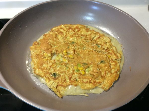 雞蛋成型後翻面，再煎一下下。