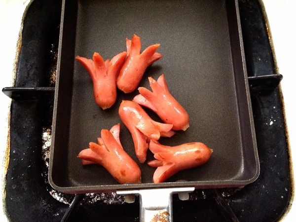 當起司腸Q成可愛的小章魚時就可起鍋囉！