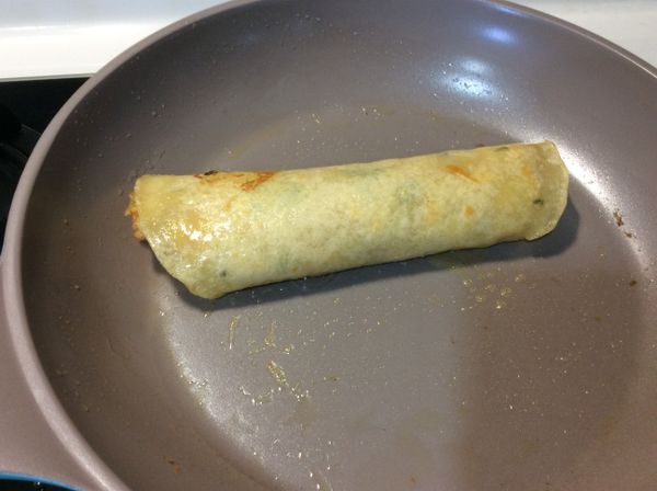 可撒點胡椒鹽或是醬油膏，捲起來就可以了。另一份也是一樣的做法。