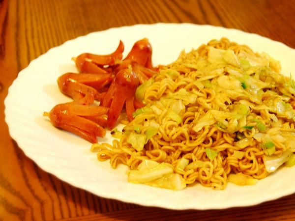 宵夜配上炒泡麵，齒頰留香。