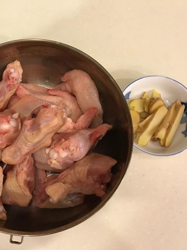 雞腿雞翅洗淨，薑切片。