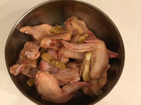 加入所有調味料攪拌好醃著，醃個4小時。
中間想到就拌一下。