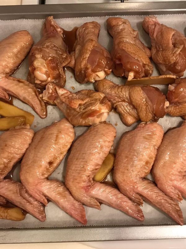 烤箱預熱190度10分鐘。
烤盤上舖上烘焙紙，將雞腿雞翅排入烤盤，部分薑片也置入，烤時加強香味，想吃也可以吃。