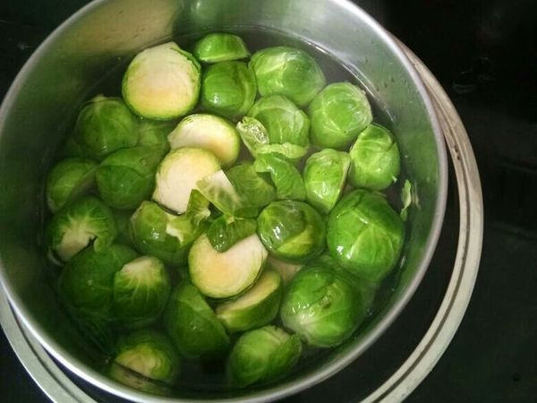 放进热水川烫一下。去涩味。