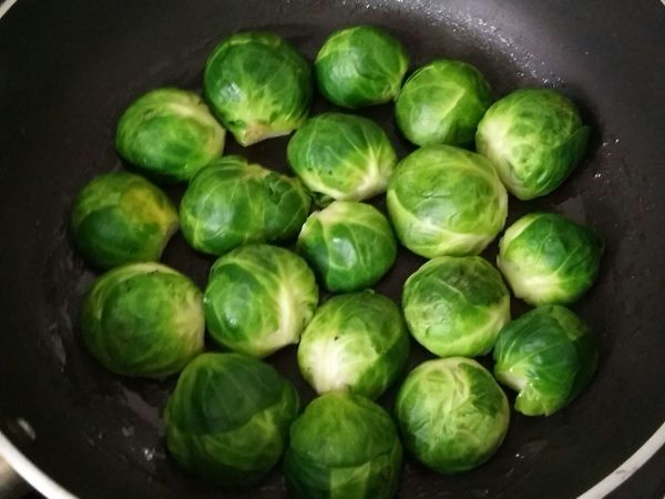 川烫后，放少许橄榄油煎一煎。
煎的稍微有些焦，就放些黑胡椒碎和盐，搅拌即可