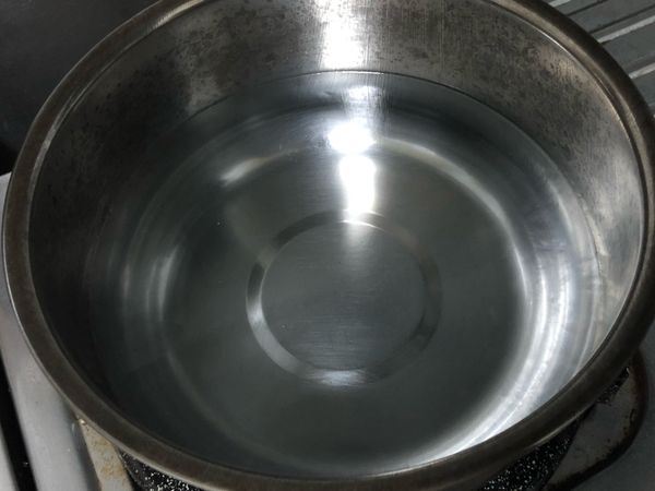 取適量的水煮滾