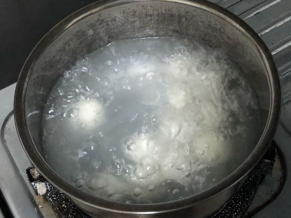 水滾後加入湯圓轉小火煮個6～8分鐘至湯圓浮起
