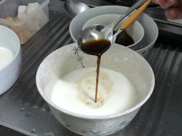 煮湯圓的同時可先調好黑糖牛奶