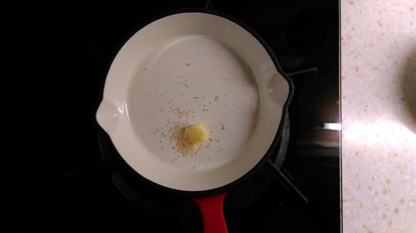 奶油、糖放平底鍋