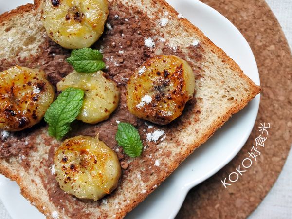 吐司抹上巧克力奶油乳酪、擺上香蕉，完成請享用＾＾