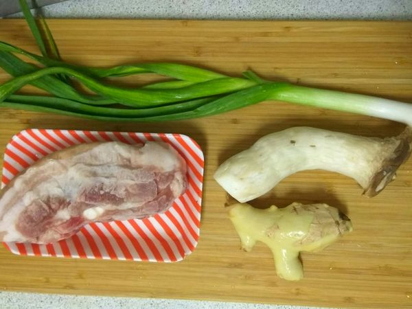 食材大集合
豬肉切0.5公分以下的薄片