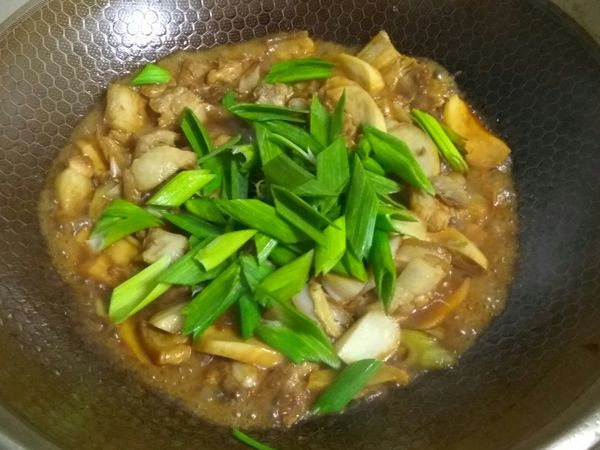 因為家裡有小孩一起吃飯，所以我又加了1.5杯水並加蓋，讓五花肉多煮一會兒。
待鍋內稍微收汁後，加入蒜青，拌炒至蒜青軟化即可