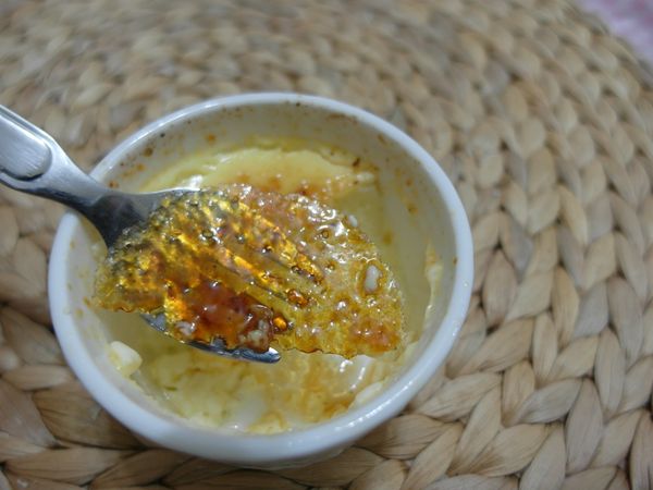 重點在糖要夠厚、融後放涼才會變成固體喔。如圖所示。