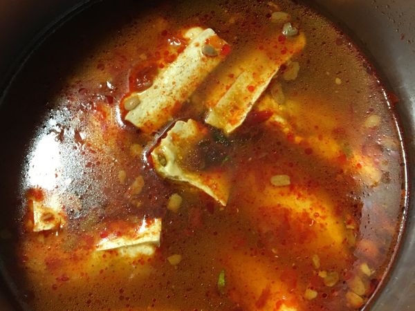 洋蔥切大塊，放入鍋底。加入所有的調味料，再放入臭豆腐放，加水淹過臭豆腐。小火煮滾後續煮約15分鐘。放涼後小火再煮滾約10分鐘更入味。