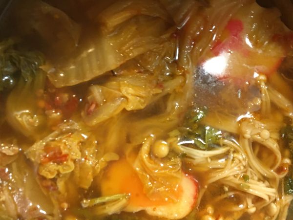 可將滷好的臭豆腐先夾加起來，也可不夾起來加入自己喜愛的火鍋配料煮熟即可。