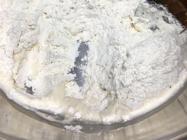 先將鹽加入麵粉中或入溫水慢慢扮