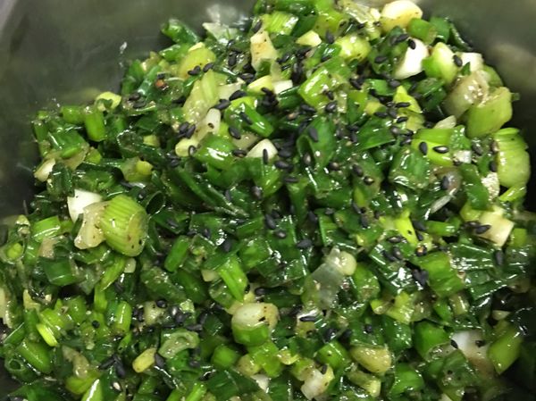 將切好的蔥花放入調味拌勻
建議試吃看看調整自己的口味