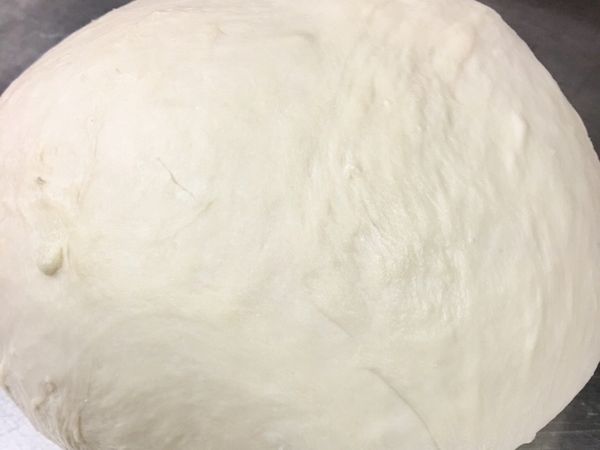 柔道表皮有點光滑之後
放在旁邊蓋上濕布鬆弛10分鐘
然後分割麵團每一個100～120公克 左右
一樣蓋著濕布鬆弛10分鐘