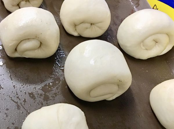 先將蔥麵團捲起來成 長的 蔥捲
頭為開口收口
後再像蝸牛一樣捲成一球
放旁邊蓋上濕布預防他乾掉