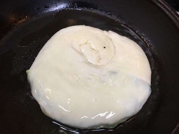 蝸牛卷那一面朝上
向下壓平一些
就可以放入熱鍋熱油裡
煎熟