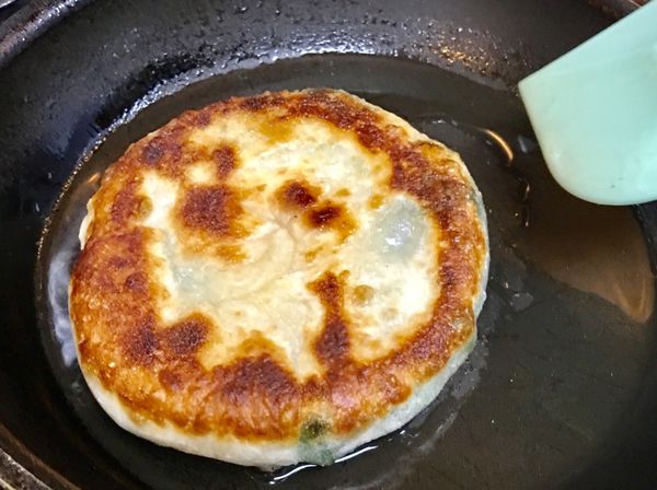 雙面都煎透了之後
可以用手指頭輕壓
是不是有一點QQ硬硬的
那就是熟了
不然切開來看也可以