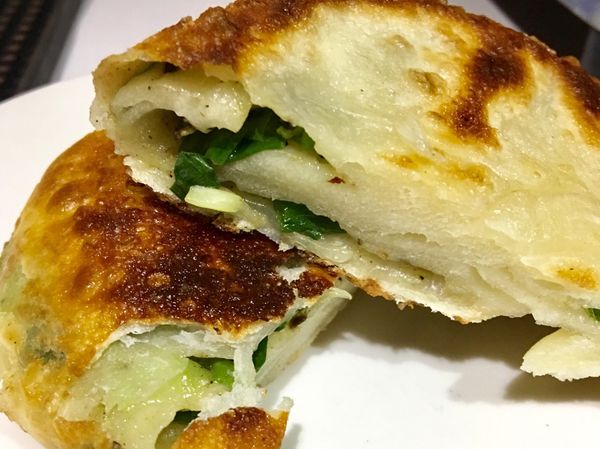 因為我們同事不喜歡吃蔥太多
的 蔥 油 餅 <— 我都笑了
所以這一個切口 蔥比較少

我個人是超愛蔥多的