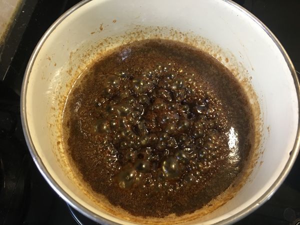 將奶油+黑糖+砂糖+水，用一鍋子以中火煮到沸騰(濃稠亮色泡泡)