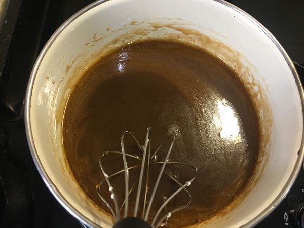 加入鮮奶油煨煮5-6分鐘，不停攪拌，至顏色變深時轉小火