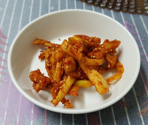 最後再將要食用的量取出食用，剩下的部份放入保鮮盒內、並放入冰箱內冰存，下一餐要吃時，再取出來食用即可。