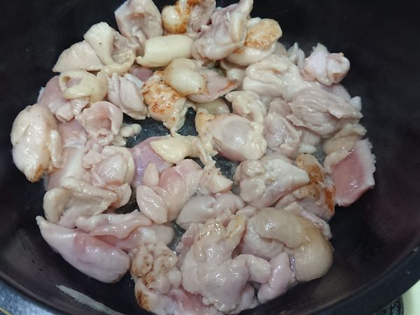 雞腿肉用橄欖油煎至金黃色