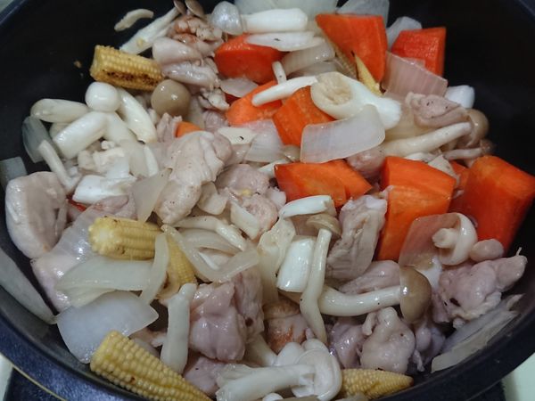 加入其他食材、鹽，稍微翻炒

*也可以先把其他食材炒香再混在一起翻炒，但橄欖油的量會比較多些